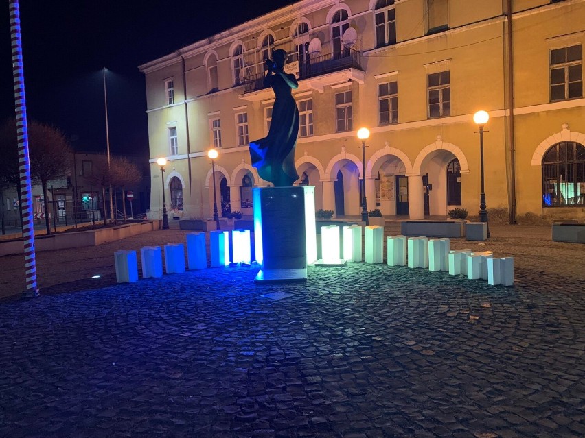 Pomnik Bohaterem tej Ziemi w Błaszkach w barwach Ukrainy