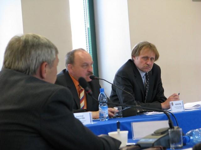 Grzegorz Waloszczyk (pierwszy z prawej)