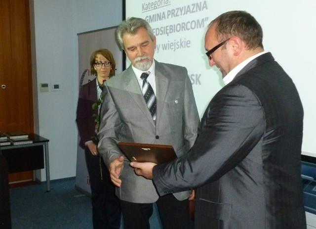 Wójt gminy Słupsk Mariusz Chmiel odbierał nagrodę dla najbardziej przyjaznej gminy wiejskiej