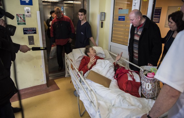 Trwa ewakuacja części pacjentów ze szpitala na Bielanach [ZDJĘCIA]