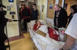 Trwa ewakuacja części pacjentów ze szpitala na Bielanach [ZDJĘCIA]