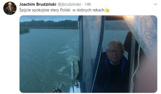 Jarosław Kaczyński ma wakacje, ale "stery Polski są w dobrych rękach". Zobacz memy internautów.