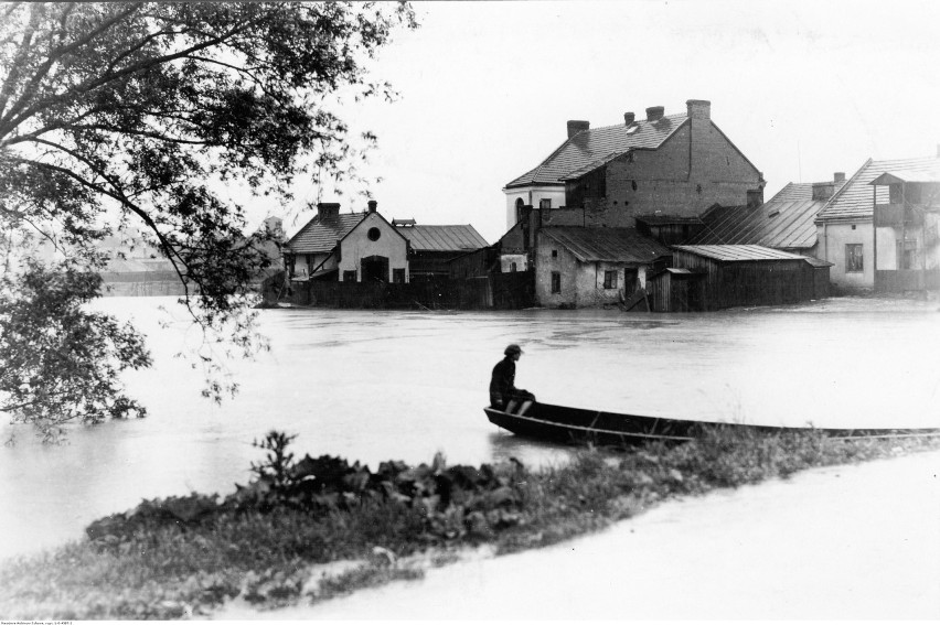 Wielka powódź w Krakowie w 1925 r. Zalało Błonia i Park Jordana! [GALERIA]