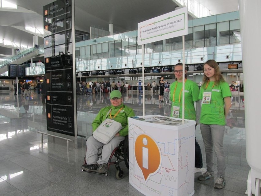Wrocław: Lotnisko gotowe na przyjęcie kibiców przylatujących na Euro (ZDJĘCIA)