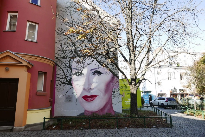 Mural Kory został zniszczony. Ktoś pomazał twarz artystki [ZDJĘCIA]