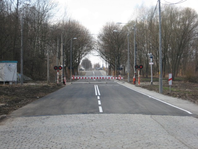 Odbudowany przejazd kolejowy, widok w stronę Leśnicy.