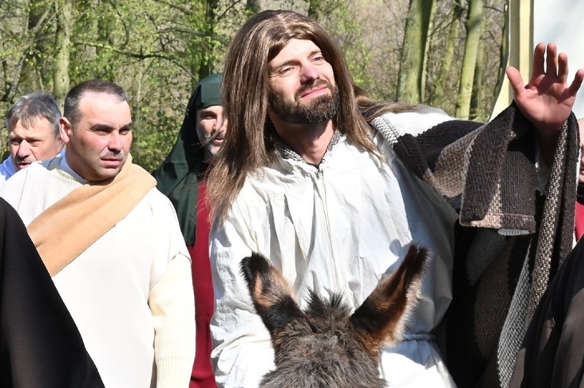 Niedziela Palmowa w Woźnikach: procesja uroczystego wjazdu Jezusa do Jerozolimy [FOTO]