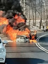 Tarnów. Ratował ludzi z płonącego samochodu, a inni kierowcy robili zdjęcia. Więzienny strażnik odznaczony za bohaterski czyn [ZDJĘCIA]