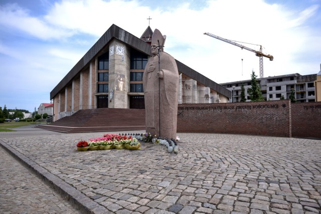 Parafia Opatrzności Bożej na Zaspie z pomnikiem Jana Pawła II