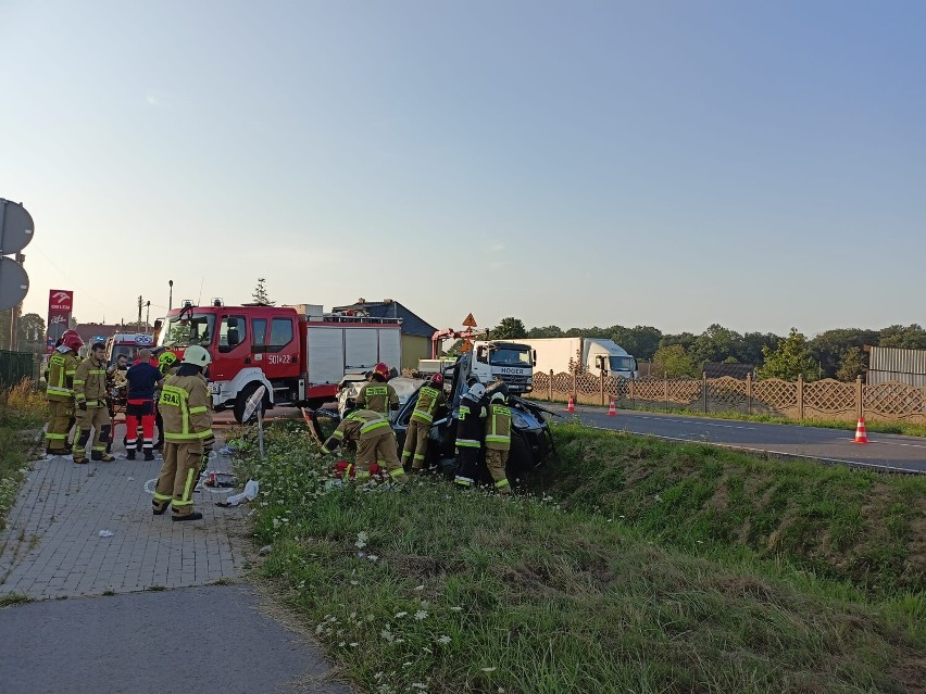 Lubliniec: poważny wypadek Gwoździanach. Kierowca prawdopodobnie zasnął za kierownicą i dachował