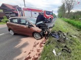 Czołowe zderzenie dwóch aut w Wodzisławiu. 47-letni sprawca prawdopodobnie zasnął za kierownicą samochodu. Dwie osoby są ranne ZDJĘCIA   