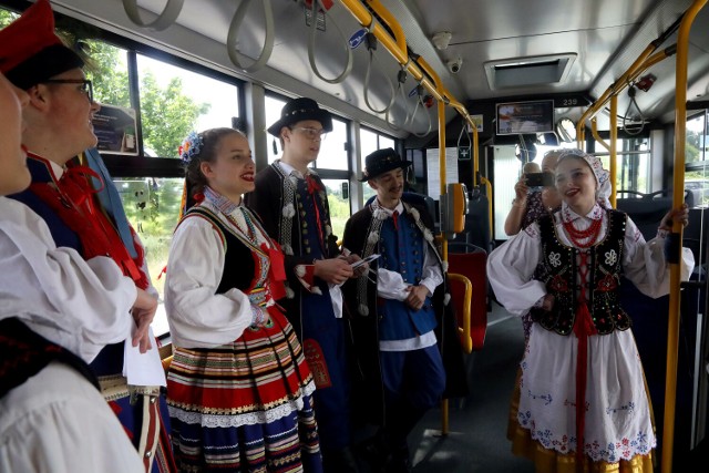 Festiwal tradycyjnie rozpoczyna się zapowiedzią muzyczną Zespołu Pieśni i Tańca Legnica w legnickich autobusach