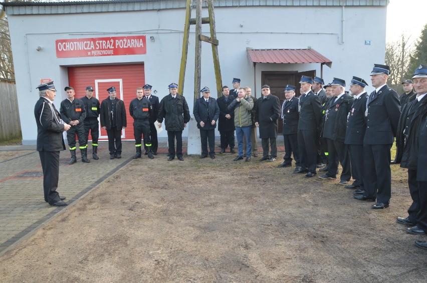Strażacy z Pietrzykowa oficjalnie mają już nowego opla. Podczas przekazania było dużo podziękowań dla sponsorów (FOTO)