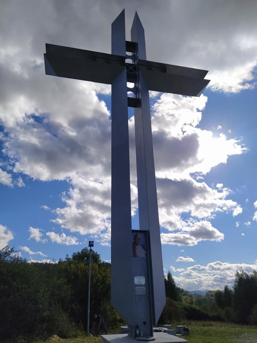 Krzyż Papieski na żywieckim Grojcu został odnowiony. Zmieniło się także otoczenie wokół niego
