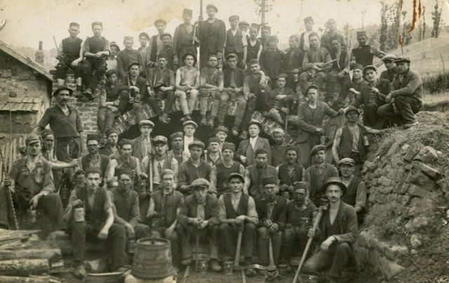 Wyjątkowe archiwalne fotografie, prezentujące górników z 30 kopalń w Polsce i na świecie można oglądać na nowej wystawie w Zamku Żupnym w Wieliczce