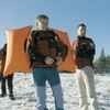 Specjalny pokaz działania plecaka wyposażonego w poduszki powietrzne odbył się, z powodu braku śniegu, na polance pod Giewontem.   Fot. Halina KRACZYŃSKA