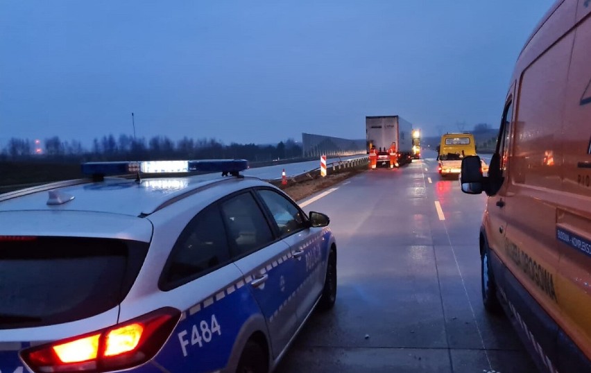 Wypadek na autostradzie A1 koło Radomska. Kierowca zasłabł, nie żyje