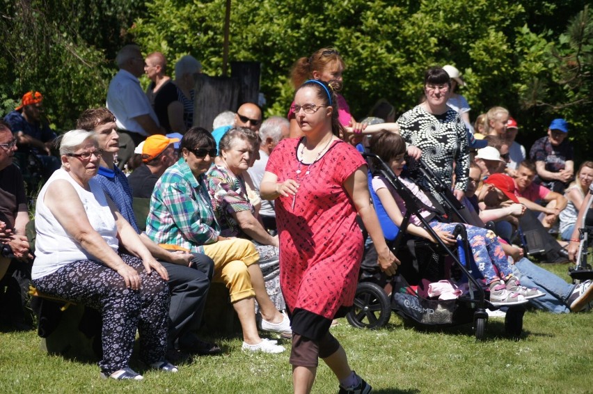 Spotkanie z rodzinami Wspólnoty Betel i rodzinami z Ukrainy w Eko-ogrodzie w Radomsku. ZDJĘCIA