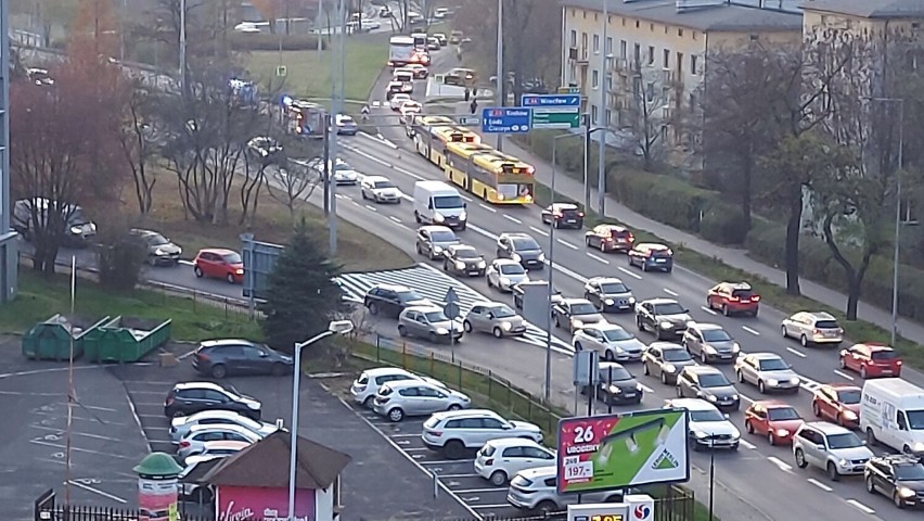 Wypadek w Katowicach. Na Mikołowskiej potrącono rowerzystę. W stanie ciężkim został zabrany do szpitala 