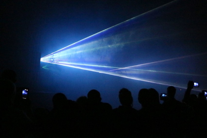 Kilka tysięcy osób obejrzało laserowe widowisko, które...