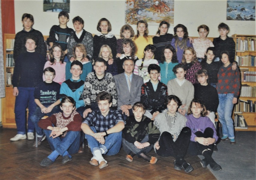 Co tam się wyrabiało na głowach?! Licealiści z Goleniowa i ich nauczyciele z lat 90. [ZDJĘCIA KLASOWE]