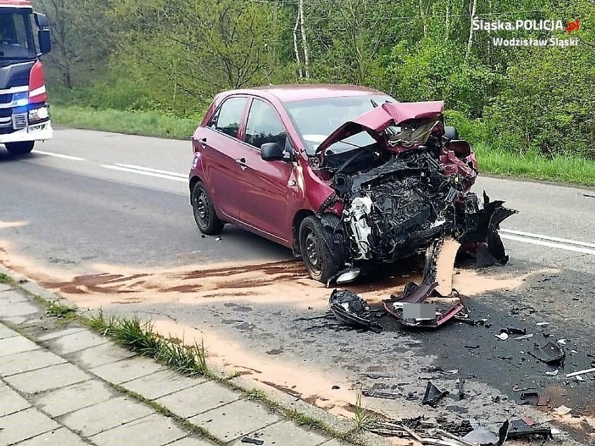 Wypadek trzech pojazdów w Rydułtowach. Samochód dachował. Trzy kobiety zostały ranne