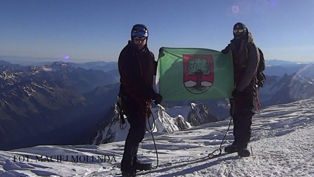 8 sierpnia w dniu 230 rocznicy pierwszego wejścia na Mont Blanc Maciej Molenda i Aleksander Zawojak stanęli dumnie na szczycie najwyższego szczytu Europy z flagą Wałbrzycha