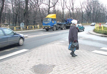 Mieszkańcy centrum Siemianowic nadal skazani będą na obecność przejeżdżających ulicami ciężkich samochodów.