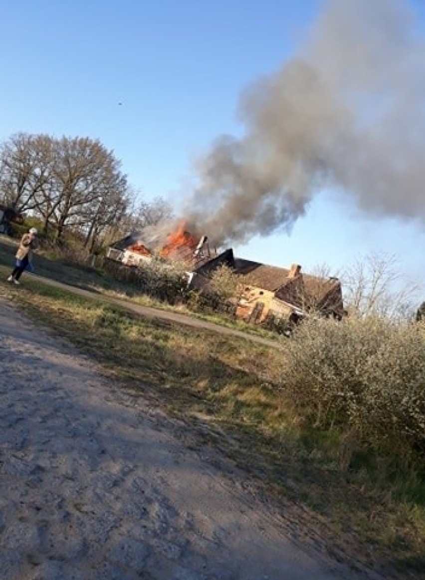 Pożar w dosłownie kilka chwil strawił stary budynek.