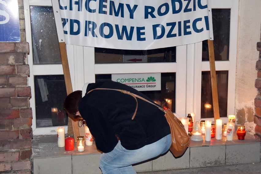 Piła. Przed biurem poselskim Marty Kubiak odbył się protest pod hasłem „Ani jednej więcej”. Zobaczcie zdjęcia