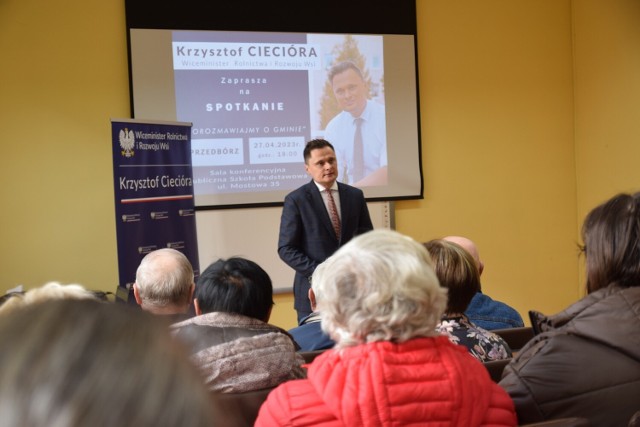 Wiceminister Krzysztof Ciecióra na spotkaniu „Porozmawiajmy o gminie” w Przedborzu