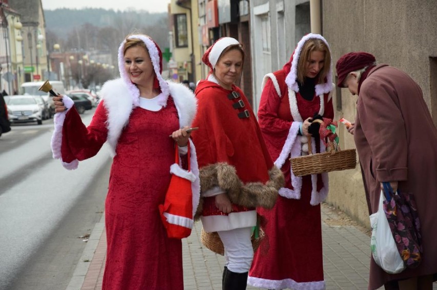 Mikołajki w Chodzieży: Rada rodziców ze szkoły w Strzelcach częstowała mieszkańców cukierkami (FOTO)