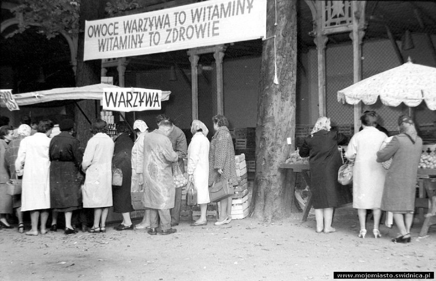 Bazary i targowiska w Świdnicy w latach 80. Tak kiedyś wyglądał handel pod chmurką (ZDJĘCIA) 