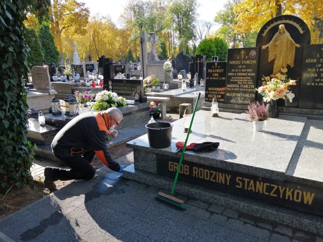 Piotrków, Wszystkich Świętych 2020. Trwają porządki na cmentarzach w Piotrkowie i w gminach powiatu
