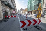 Poznań: Opuszczona kamienica w centrum zagraża przechodniom. Części elewacji spadają na chodnik