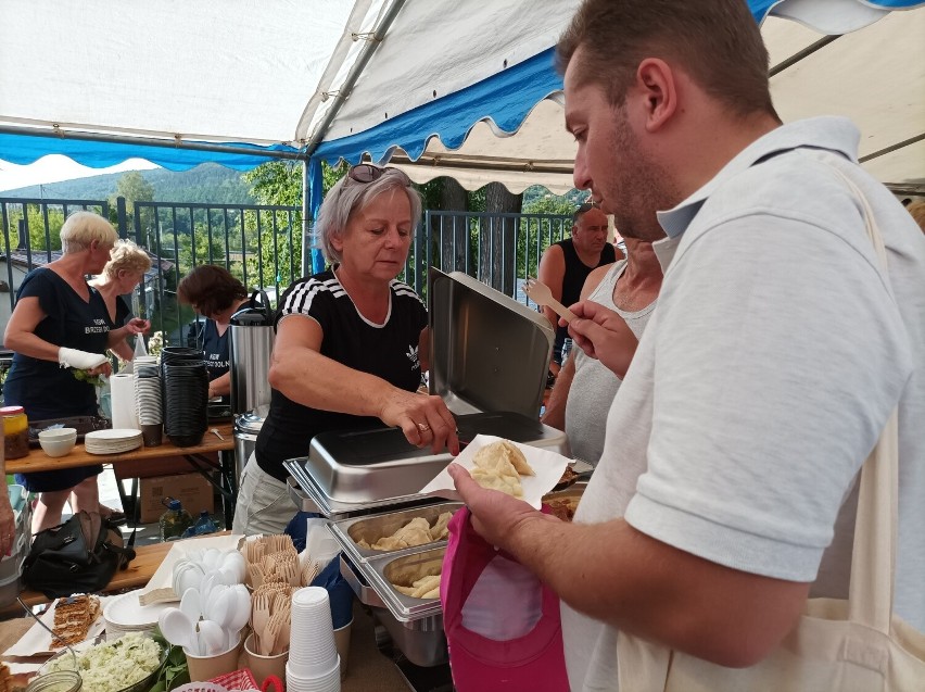 Plac Festiwalowy Fanto w Ustrzykach Dolnych otwarty. Było mnóstwo jedzenia, a do pieczonego dzika ustawiała się kolejka. Zdjęcia