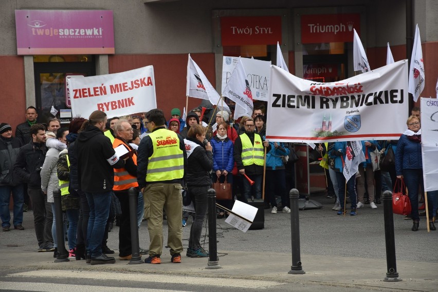 Pikieta pod Urzędem Miasta Rybnika! Protest pracowników jednostek miejskich w Rybniku