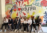 Egzamin ósmoklasisty w SP nr 1 w Tomaszowie. Uczniowie zdawali matematykę, 15.05.2024. ZDJĘCIA, WIDEO