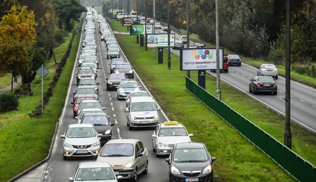 Umożliwienie rowerzystom jazdy wzdłuż ul. Fordońskiej powinno być priorytetem inwestycyjnym miasta w zakresie infrastruktury rowerowej - nie mają wątpliwości rowerzyści.