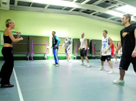 Pierwszy trening koszykarze Politechniki Poznańskiej rozpoczęli tanecznym krokiem - FOT. WALDEMAR WYLEGALSKI
