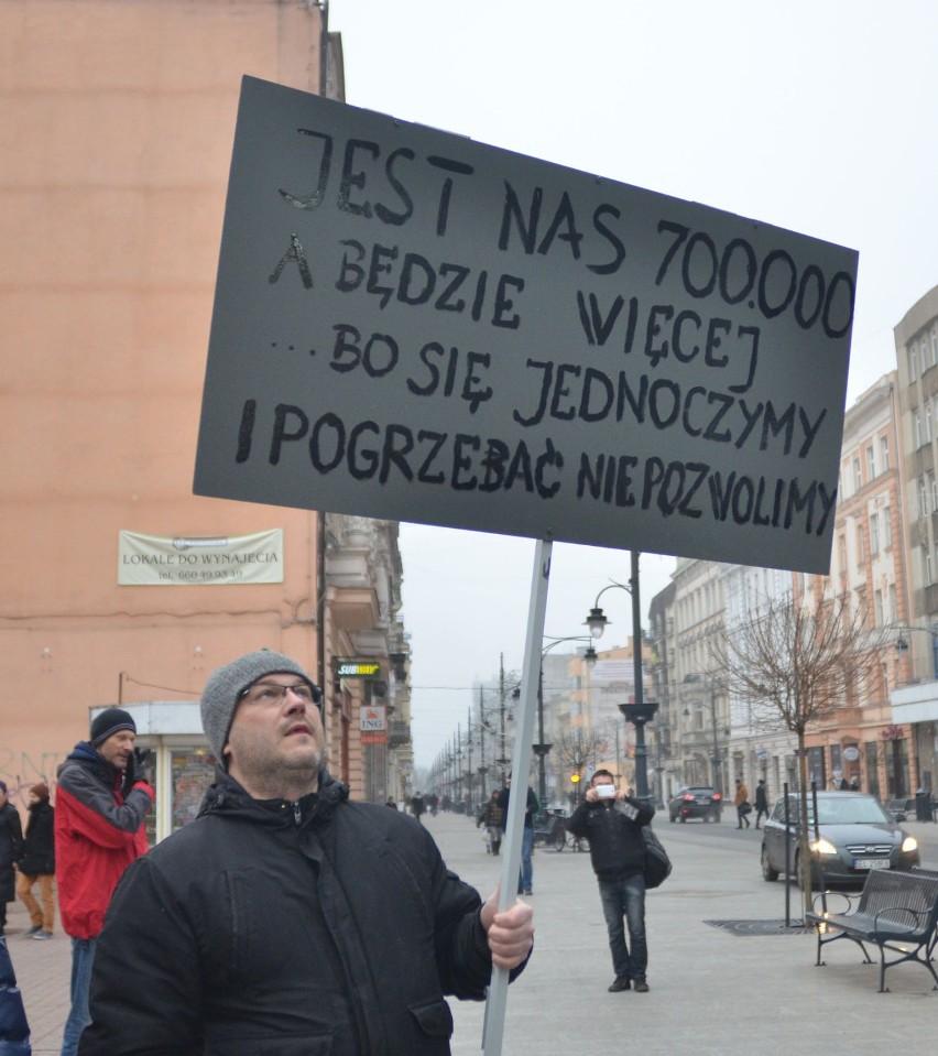 Protest "frankowiczów" w Łodzi na Piotrkowskej