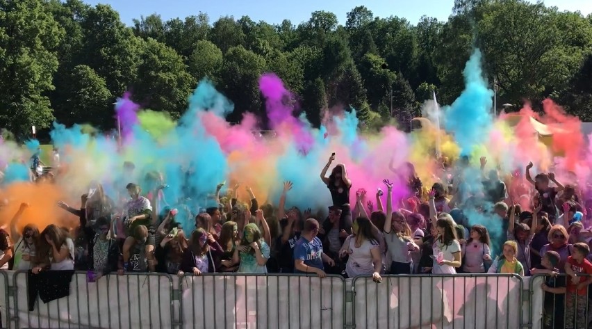 Holi Festival Poland w Zabrzu: chmura kolorowego pyłu
