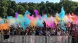 Holi Festival Poland w Zabrzu. Chmura kolorowego pyłu przysłoniła tłumy WIDEO, FOTO