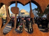 41 rocznica wprowadzenia stanu wojennego. Złożyli kwiaty pod pomnikiem Ludziom Solidarności w Lesznie ZDJĘCIA 