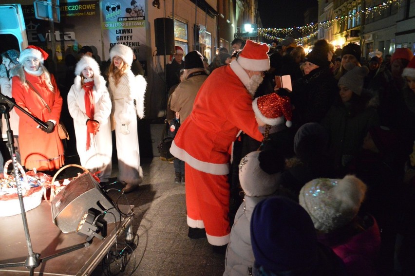 Choinka już świeci, a Mikołaj odwiedził rawickie dzieci. Wydarzenie na deptaku przyciągnęło sporo mieszkańców [ZDJĘCIA]