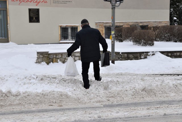 Opole. Chodniki w centrum miasta do południa były pełne śniegu. Mieszkańcy narzekali, że muszą brnąc przez zaspy i narzekali, że służby porządkowe późno zabrały się za odśnieżanie