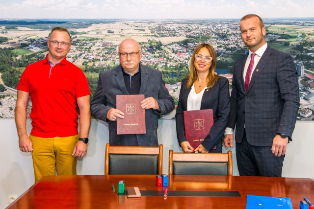 W Urzędzie Miejskim podpisano umowę z przedstawicielami firmy KZBUD na budowę ośrodka w Decznie