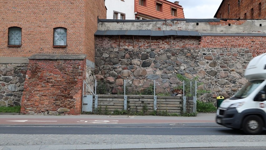 Średniowieczny fragment muru obronnego Chojnic, który wymaga...