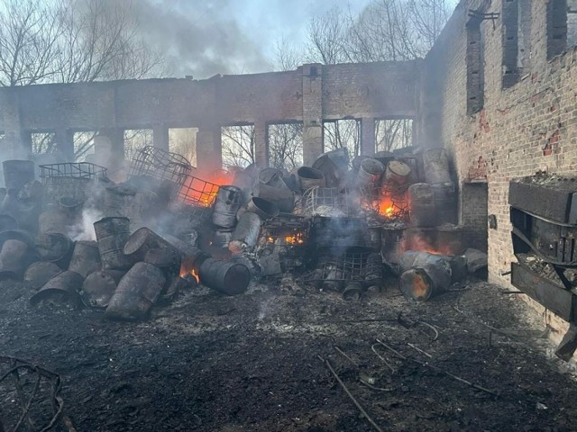 W piątek (24 listopada) trwało dogaszanie pożaru hali z niebezpiecznymi substancjami w Kędzierzynie-Koźlu.