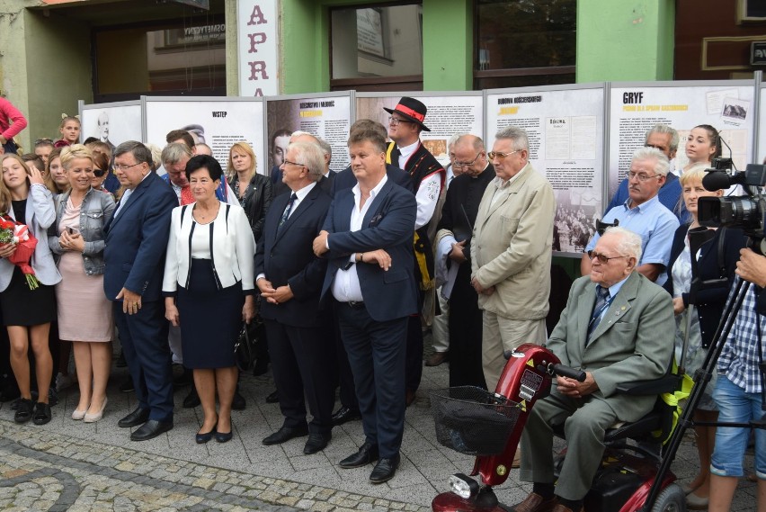 Odsłonięto pomnik dr. Aleksandra Majkowskiego na ul. Długiej w Kościerzynie. Kaszubskie Bajania [ZDJĘCIA, WIDEO]